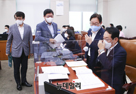 [포토] 김도읍 법사위원장에 항의하는 민주당