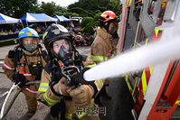 [포토] UFS 연합연습, 화재진압 작전하는 소방대원