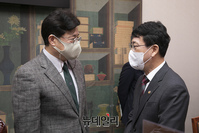 [포토] 대화 나누는 홍익표·최응천