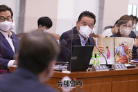 [포토] 보그 화보 질의하는 임종성 민주당 의원