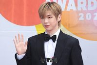 [포토] K글로벌하트드림어워즈 강다니엘, 훈훈한 손인사