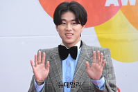 [포토] 레드카펫 찾은 이무진 "여러분 반가워요"