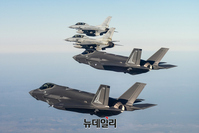 [포토] 한-호주 공군, 연합 편대비행·공중급유훈련 실시