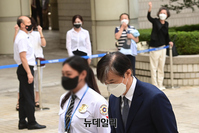 [포토] 고개숙인 조국