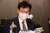 [포토] 부산세계박람회 자료집 살펴보는 손혁상 이사장