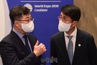 [포토] 부산세계박람회유치위 참석자와 대화 나누는 김동욱 현대차 부사장