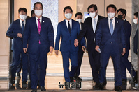 [포토] 회의장 들어서는 한덕수·장성민·박형준·최태원