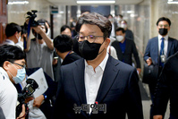 [포토] 굳은 표정으로 의총 참석하는 권성동 원내대표