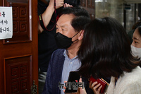 [포토] 비공개 의원총회 입장하는 김기현 국민의힘 의원