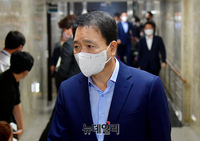 [포토] 입장하는 성일종 국민의힘 정책위의장