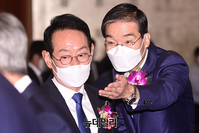 [포토] 변협창립70주년, 자리 안내하는 이종엽 변협회장