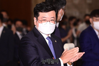 [포토] 변협창립70주년 기념식 참석한 이찬희 전 변협회장