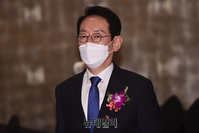 [포토] 애국가 제창하는 김도읍 국회 법사위원장