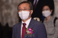 [포토] 애국가 제창하는 유남석 헌법재판소장