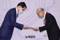 [포토] 김철용 명예교수 '한국법률문화상' 수상