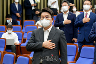 [포토] 국민의례하는 권성동 국민의힘 원내대표