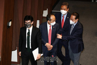 [포토] 본회의장 떠나는 국무위원들