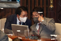 [포토] 대화 나누는 권성동 원내대표와 성일종 의원