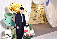 [포토] 키아프 서울 전시장 찾은 배우 김우빈