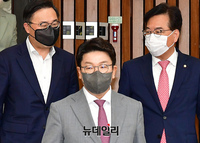 [포토] 입장하는 권성동 국민의힘 원내대표