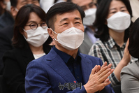 [포토] 스마트복지 체험 행사 참석한 전성수 서초구청장