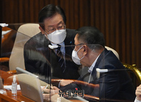 [포토] 대화 나누는 이재명 대표와 김태년 의원