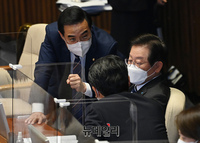 [포토] 대화 나누는 이재명·박홍근·정청래