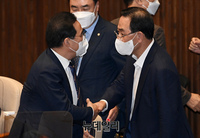 [포토] 대화 나누는 박홍근·주호영