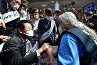 [포토] 민주당 용산역 귀성인사서 만난 장애인단체