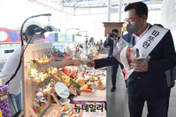 [포토] 서울역서 상인과 대화 나누는 정진석 신임 비대위원장