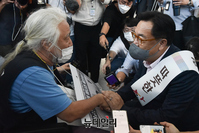 [포토] 서울역서 만난 정진석·박경석