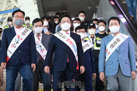 [포토] 추석 귀성인사 나선 정진석·권성동·성일종