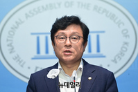[포토] 국민의힘 비상대책위원 선임안 발표하는 박형수 원내대변인