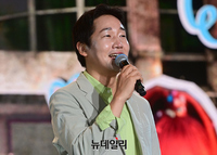 [포토] 솔로 데뷔하는 최유정 소개하는 MC준