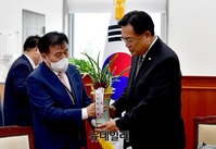 [포토] 尹 대통령 축하난 받은 정진석 국민의힘 비상대책위원장