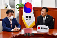 [포토] 이진복 정무수석 만난 정진석 비대위원장