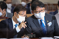 [포토] 대화 나누는 이정식 고용노동부 장관과 권기섭 차관