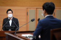 [포토] 서울시의회 시정질문에 답하는 오세훈 서울시장