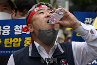 [포토] 물마시는 김동명 한노총 위원장