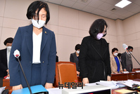 [포토] 묵념하는 김현숙 여성가족부 장관과 이기순 1차관