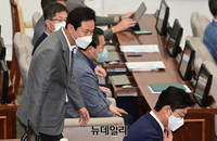 [포토] 서울시의회 본회의 입장하는 오세훈 서울시장