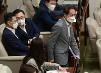 [포토] 서울시의회 본회의 참석하는 조희연 서울교육감