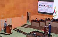 [포토] 서울시 태양광 지원사업 관련 질의받는 오세훈 서울시장