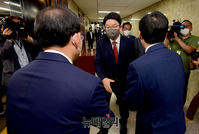 [포토] 원내대표 후보자들과 인사 나누는 권성동
