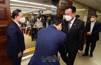 [포토] 정진석 비대위원장과 악수 나누는 주호영·이용호