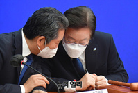 [포토] 최고위서 대화 나누는 이재명·정청래