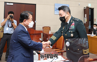 [포토] 인사 나누는 김병주 의원과 김승겸 합동참모의장