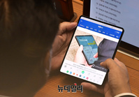 [포토] 본인 기사 확인하는 정진석 비대위원장