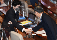 [포토] 악수 나누는 한덕수 국무총리와 한동훈 법무부 장관