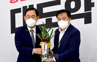 [포토] 축하난 받은 주호영 국민의힘 원내대표